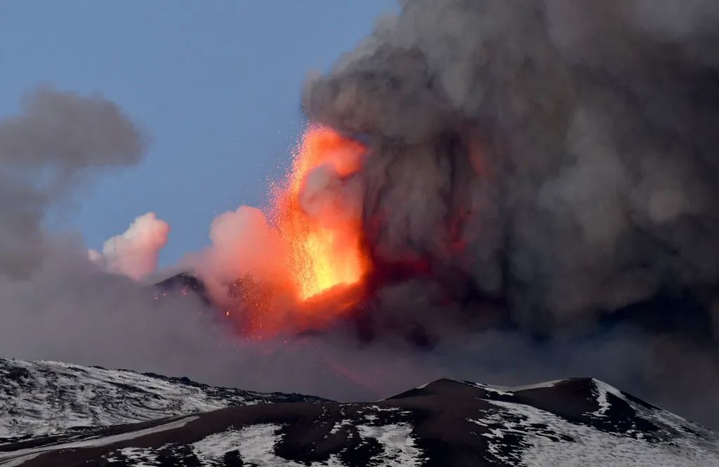 FOTÓ FOTÓTÉMA hamufelhő láva tájkép tűzhányó vulkán vulkáni hamu 