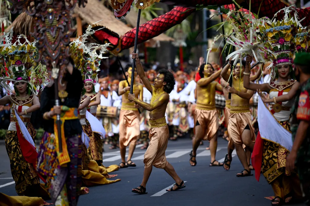 Bali, fesztivál, 2022. 06. 12. indonézia, művész parádé 