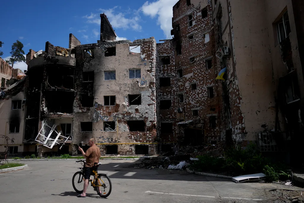 ukrán válság 2022, orosz, ukrán, háború, Ukrajna, Irpiny, romos lakóépület 