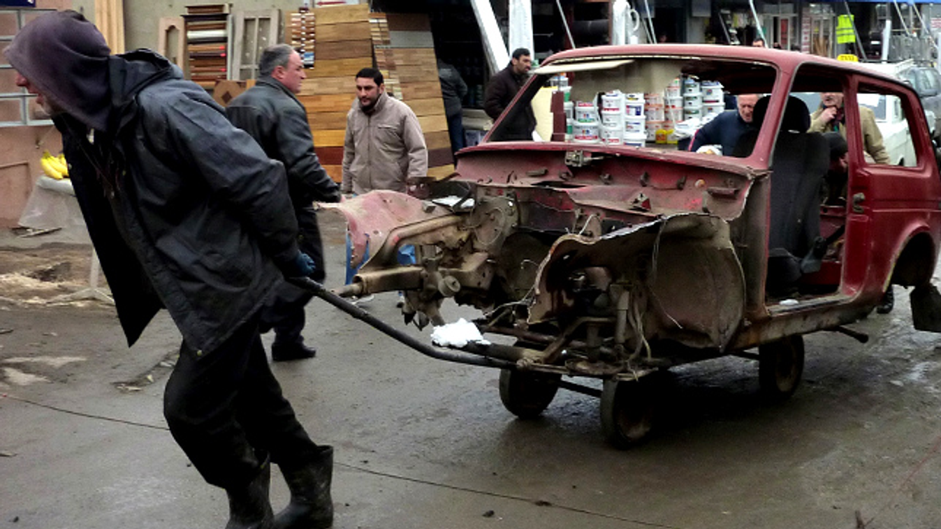 Leszámolna a kormány a fémtolvajokkal, új  fémtörvény, fémhulladékot vontató férfi Tbilisziben 