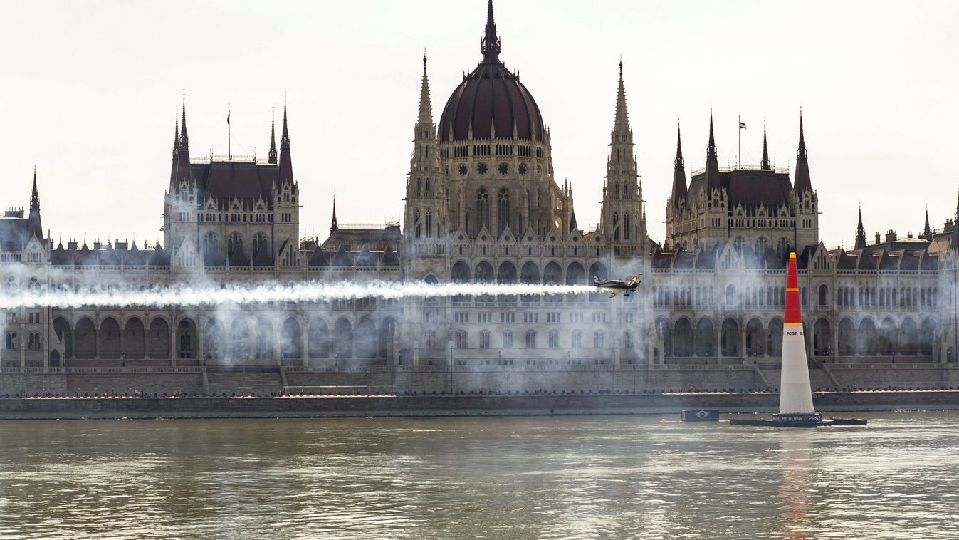 Budapest, 2015. július 3.
A német Florian Berger repül a Duna felett a Red Bull Air Race hétvégi futamának szabadedzésén Budapesten, az Országház előtt 2015. július 3-án.
MTI Fotó: Szigetváry Zsolt 