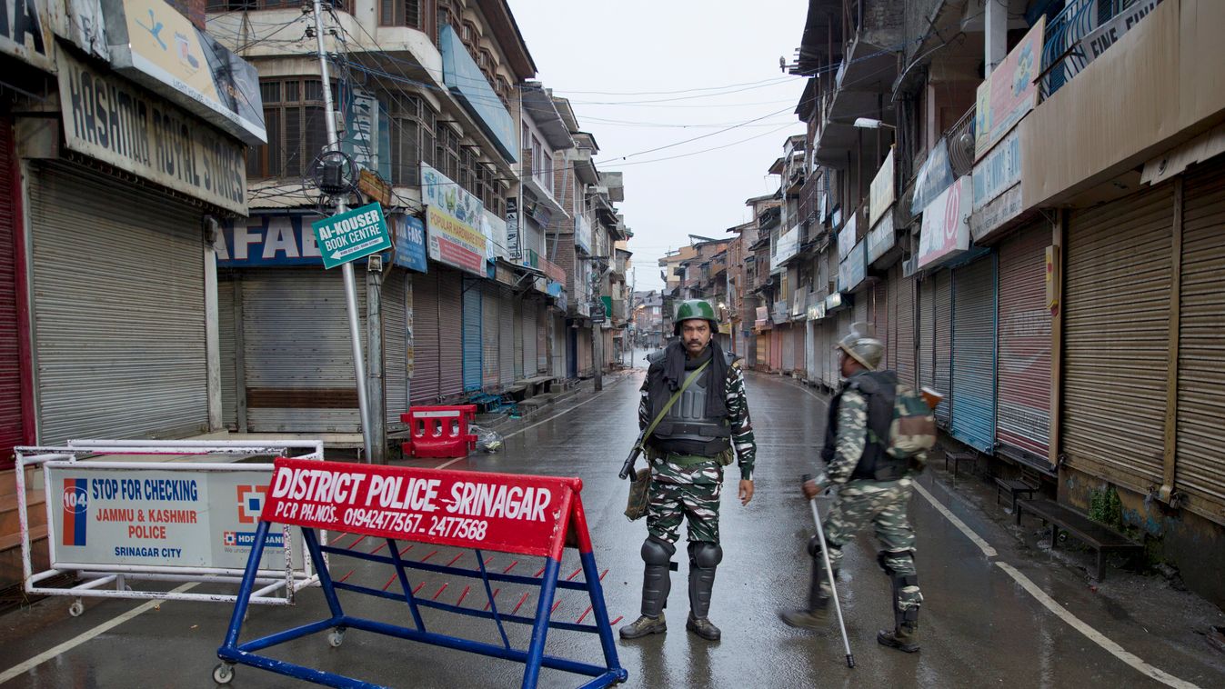 Szrinagar, 2019. augusztus 14.
Őrködő indiai katonák a kasmíri Szrinagarban 2019. augusztus 14-én. Az indiai kormány visszavonta Dzsammu és Kasmír állam különleges alkotmányos státusát, és az emiatt várható heves tiltakozások megakadályozására a hadsereg 