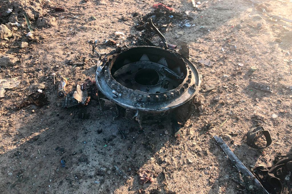 Sahriár, 2020. január 8.
Egy Boeing 737-es típusú ukrán utasszállító repülőgép roncsdarabja az iráni Sahriár város közelében 2020. január 8-án, miután a légi jármű hajnalban lezuhant 167 utassal és 9 fős személyzettel a fedélzetén, kevéssel a teheráni Khomeini Imám repülőtérről történt felszállás után. A szerencsétlenséget senki sem élte túl.
MTI/AP/Mohamed Nasziri 