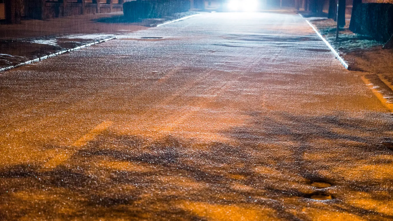Nyíregyháza, 2015. január 2.
Ónos eső a Krúdy Gyula utcában Nyíregyházán 2015. január 2-án. Az ország középső és keleti területein több megye járásaira másodfokú, narancssárga riasztást adott ki az Országos Meteorológiai Szolgálat a tartós ónos eső miatt.