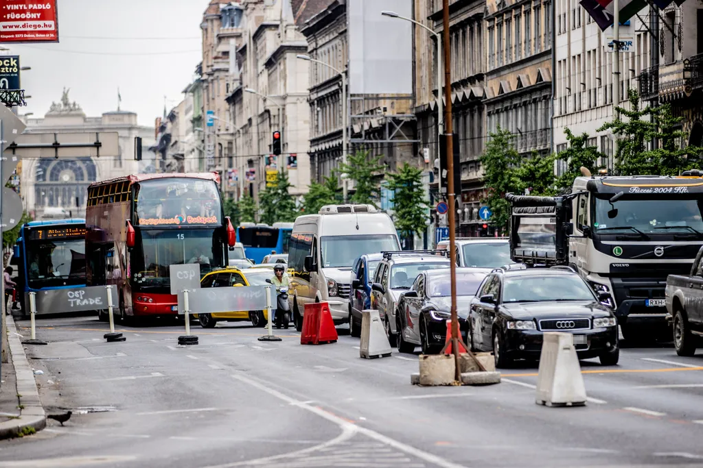 2021.07.12. Budapest, Blaha Lujza tér, dugó, közlekedés, építkezés, autó, BKV, busz, fennakadás, munkagép, torlódás 