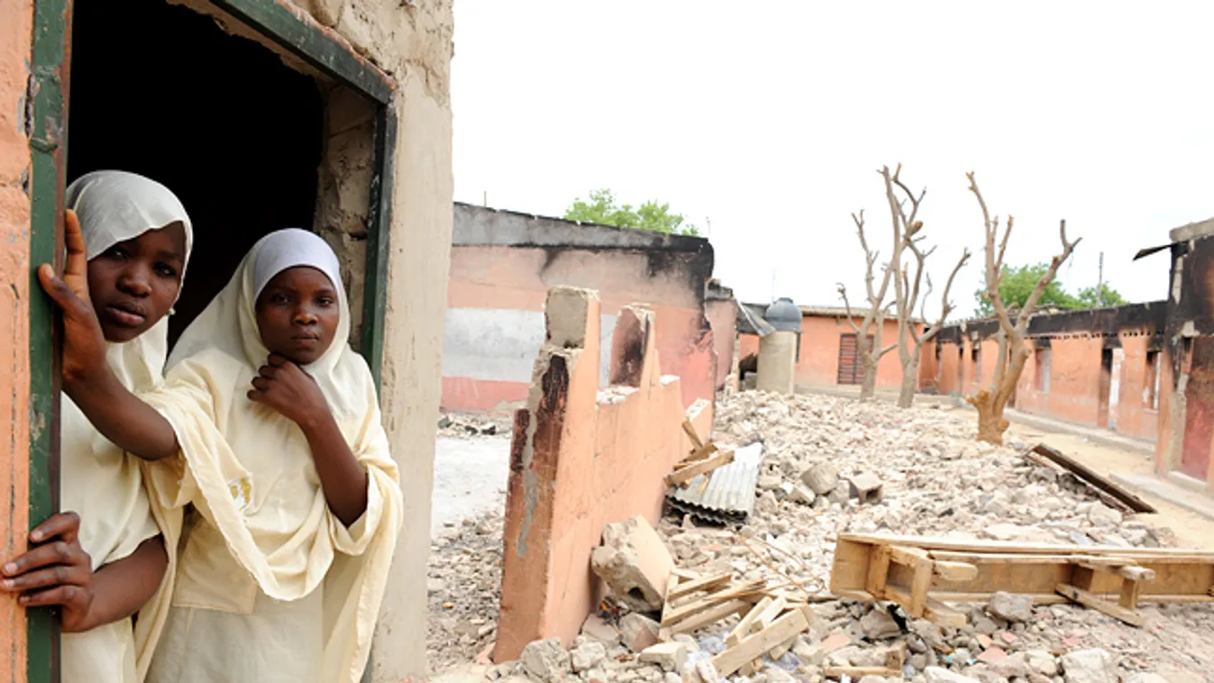 világ katolikusai, az új pápa feladatai, tanulók kiégett iskolájuk ajtajában, a Boko Haram nigériai iszlamista terrorcsoport iskolákat és templomokat támadott meg 