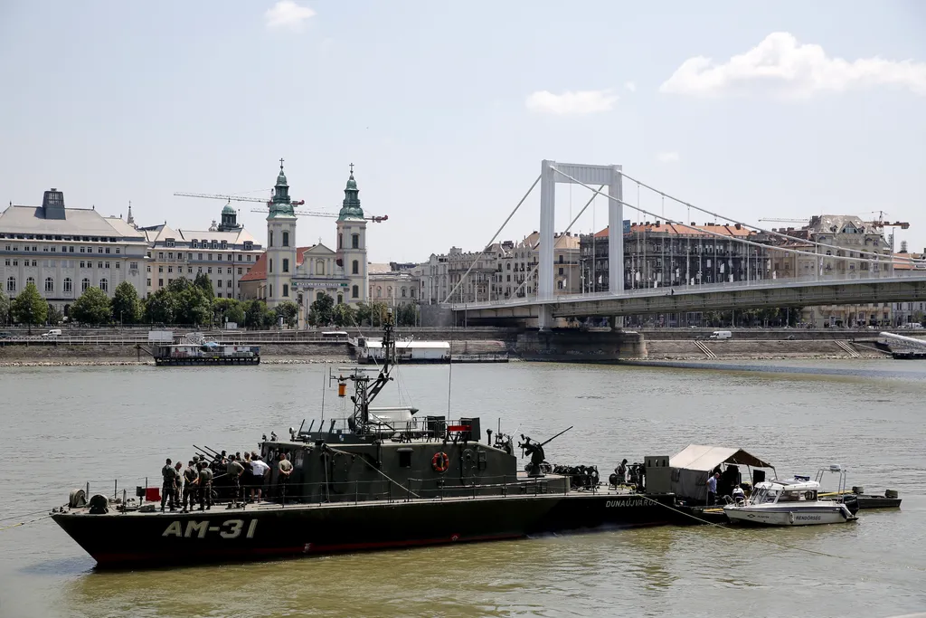 Robbanótest kiemelése a Dunából, 2018. július 5., Budapest I., V. és XI. kerület, bomba, hatástalanítás, kiemelés 