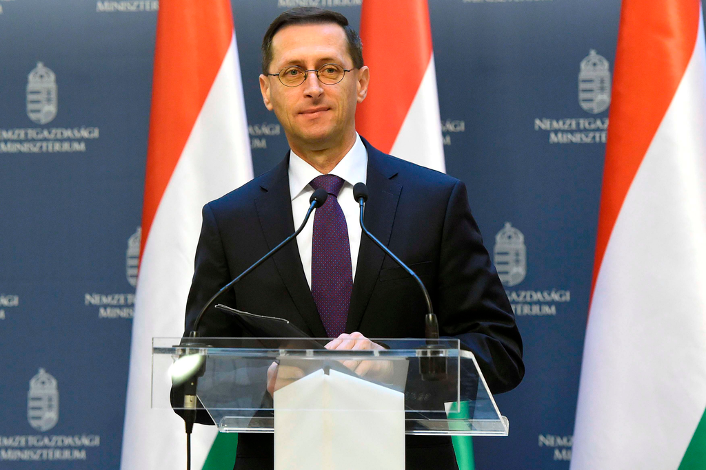 Varga Mihály sajtótájékoztatója Magyarország devizakötvény-cseréjéről, kormánynévsor 