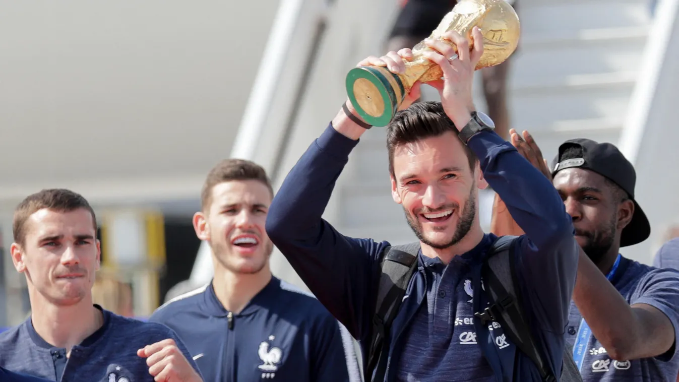 TOPSHOTS Horizontal WORLD CUP FOOTBALL LEAVING THE PLANE JOY TROPHY 