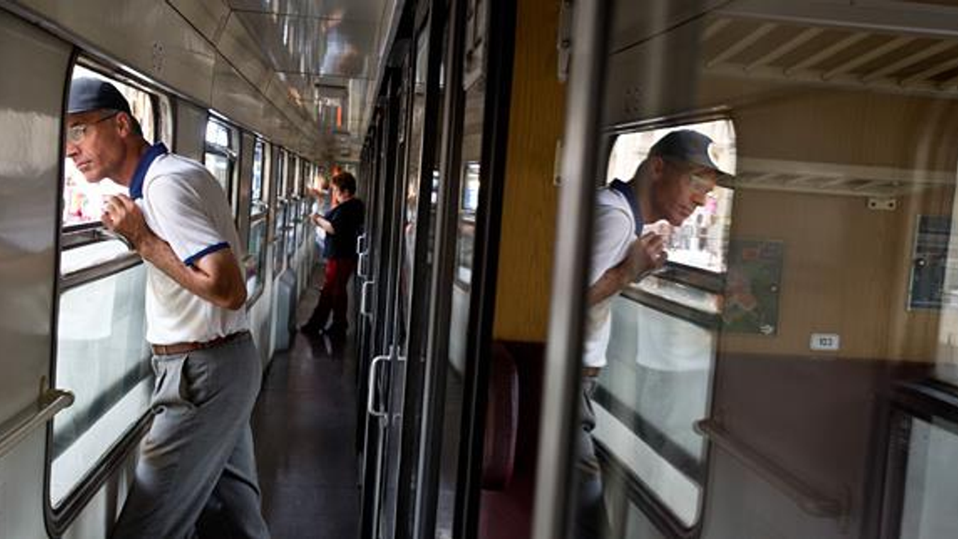 máv, vonat, pótdíj a gyorsvonatokon, Utasok egy induló gyorsvonaton a budapesti Keleti pályaudvaron 2012. május 2-án 