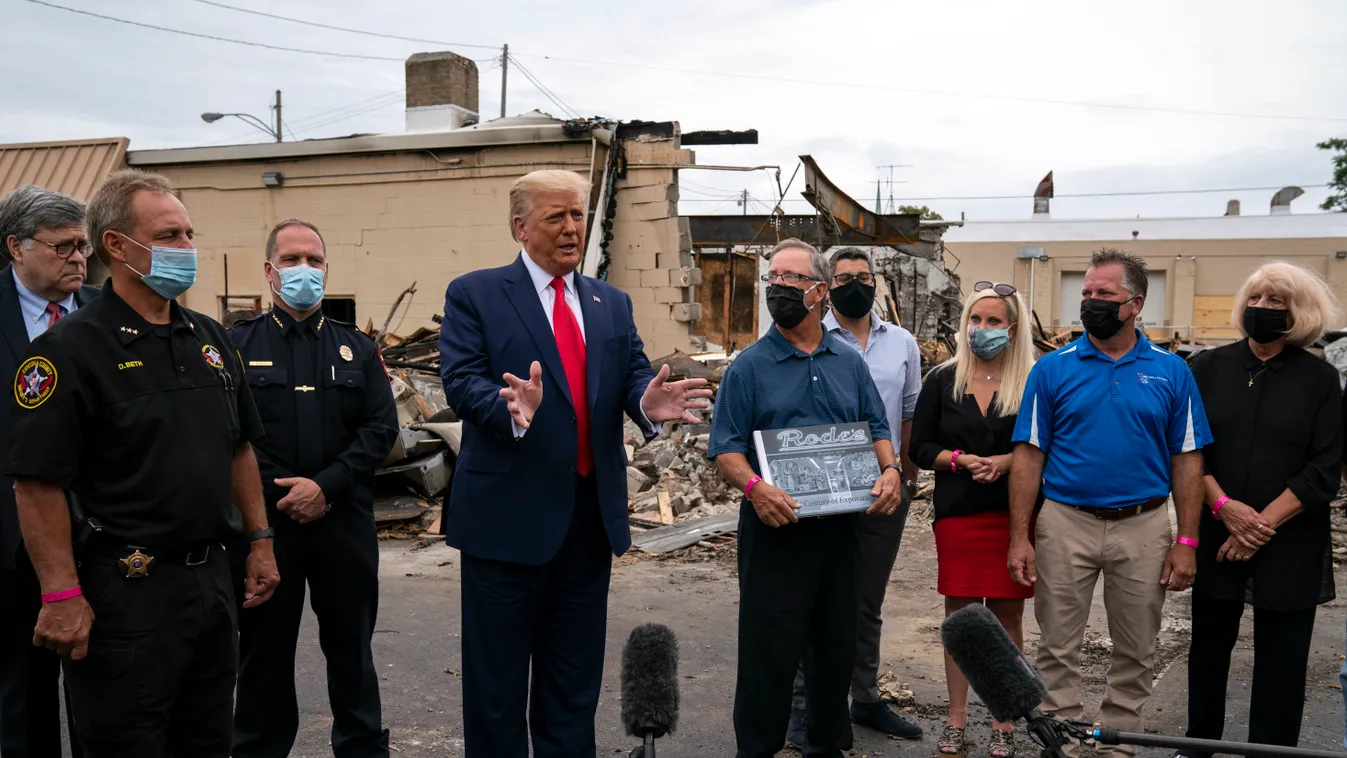 TRUMP, Donald Kenosha, 2020. szeptember 1.
Donald Trump amerikai elnök beszédet mond, miközben meglátogat egy tüntetések során megrongált területet a Wisconsin állambeli Kenoshában 2020. szeptember 1-jén. A wisconsini városban augusztus 23-án rendőrök töb