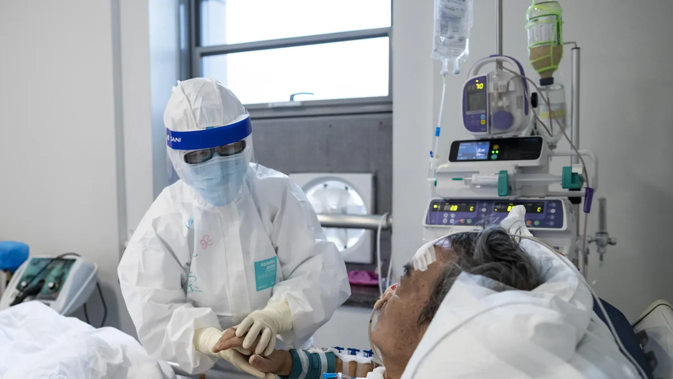 COVID-19 pandemic virus koronavírus korona vírus fertőzés járvány betegség maszk  beteg  védőruha hordágy mentő kórház Vuhan Kína 