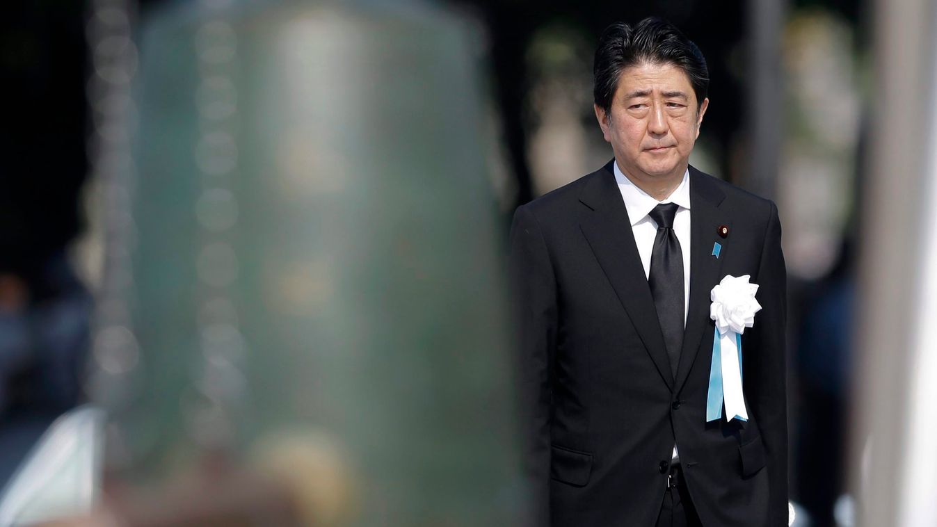 Hirosima, 2015. augusztus 6.
Abe Sindzo japán miniszterelnök a Hirosima elleni amerikai atomtámadás 70. évfordulójának alkalmából tartott megemlékezésen a hirosimai Atombomba-kupola előtti Béke Emlékparkban 2015. augusztus 6-án. A történelem első atombomb