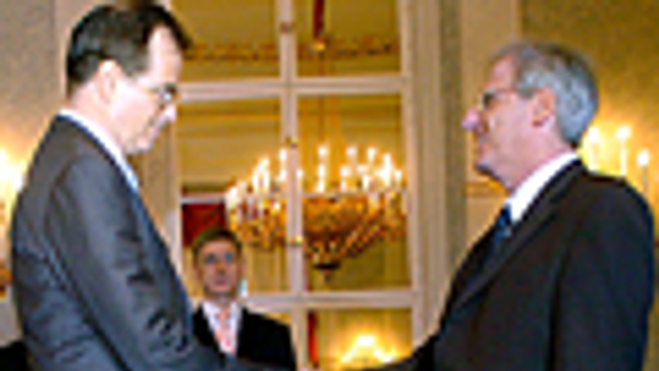  Sólyom László köztársasági elnök március 3-i hatállyal a Magyar Nemzeti Bank elnökévé nevezi ki Simor Andrást 2007 március 1-jén