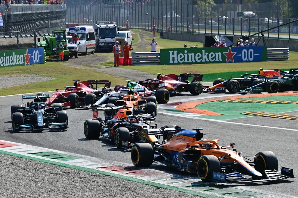 Forma-1, Olasz Nagydíj, rajt, Daniel Ricciardo, Red Bull, Max Verstappen, Red Bull, Lewis Hamilton, Mercedes 