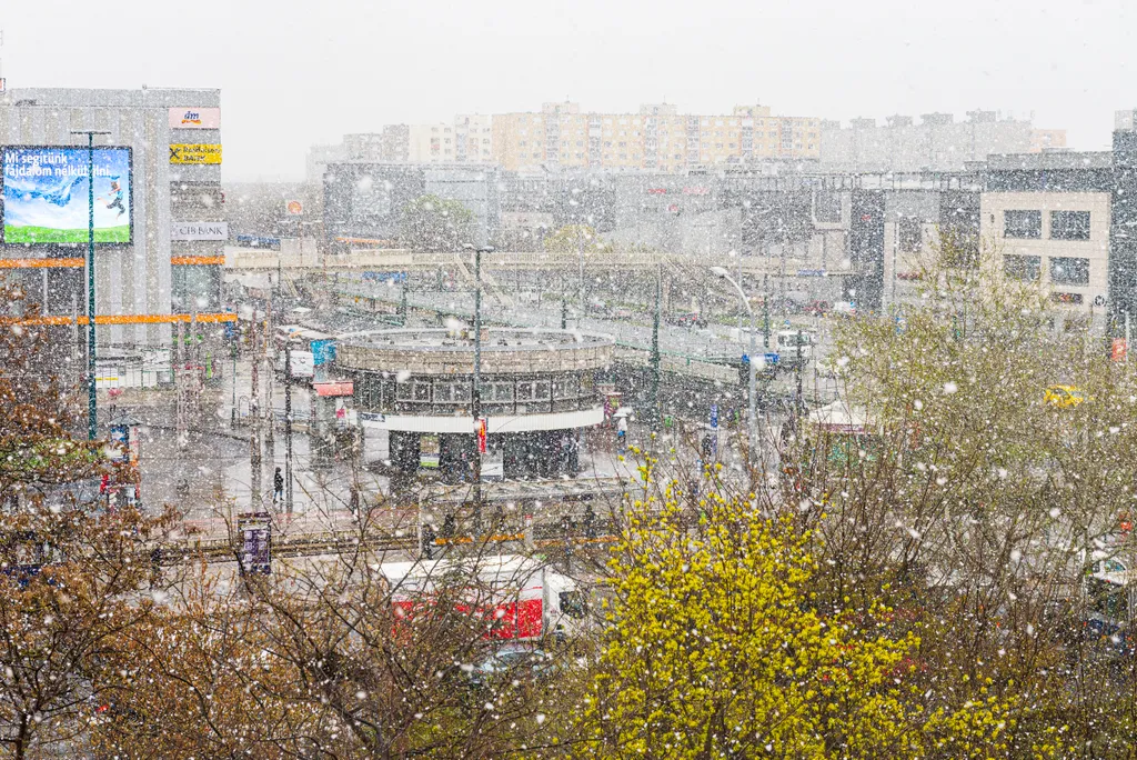2021.04.08. Budapest Hó havazás hóesés tavasz április örs vezér tere 