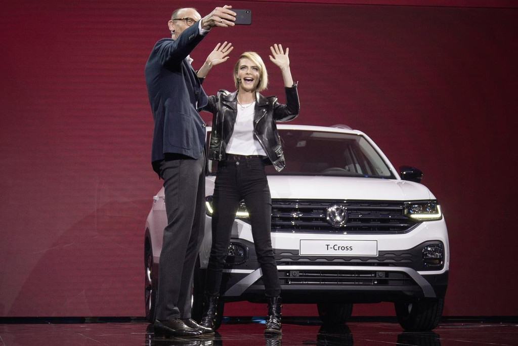 Volkswagen Brand Chief Operating Officer and Model Cara Delevingne with the all-new Volkswagen T-Cross. 