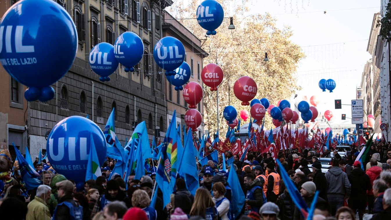 Róma, 2014. december 12.
Tüntetők a három legnagyobb olasz szakszervezeti szövetség, az UIL, a CGIL és a CISL által rendezett tiltakozáson Rómában 2014. december 12-én. A résztvevők a kormány 2015-ös költségvetése és a munkapiaci reformok ellen tüntetnek.