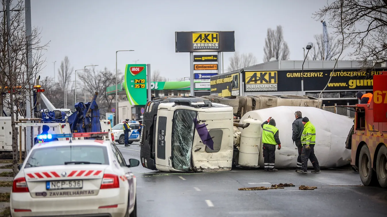 Felborult egy kamion az Árpád híd előtti mol kútnál, Árpád fejedelem útja 