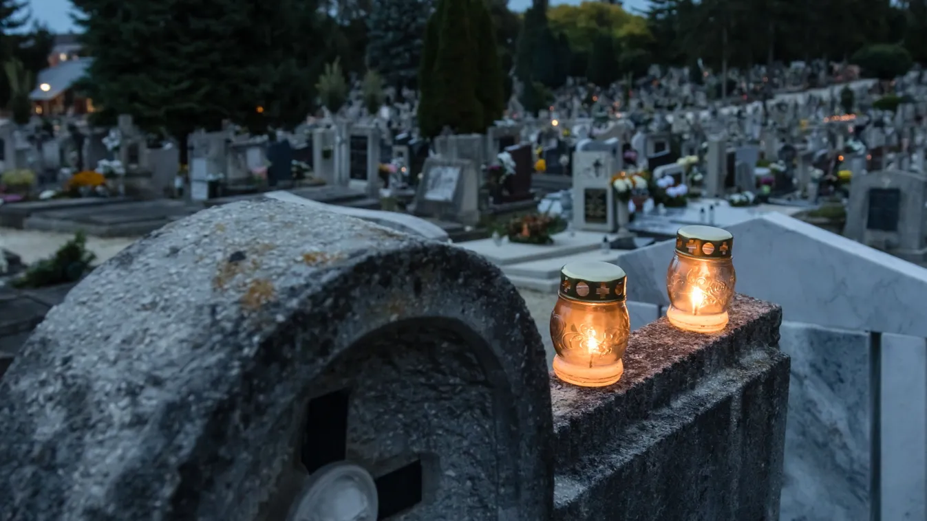 este esti felvétel FOTÓ FOTÓTECHNIKA mécses NAPSZAK síremlék sírkő TÁRGY TEMETŐ, mindenszentek ünnepe, halottak napja, temető, megemlékezés, mécses, galéria, 2023 