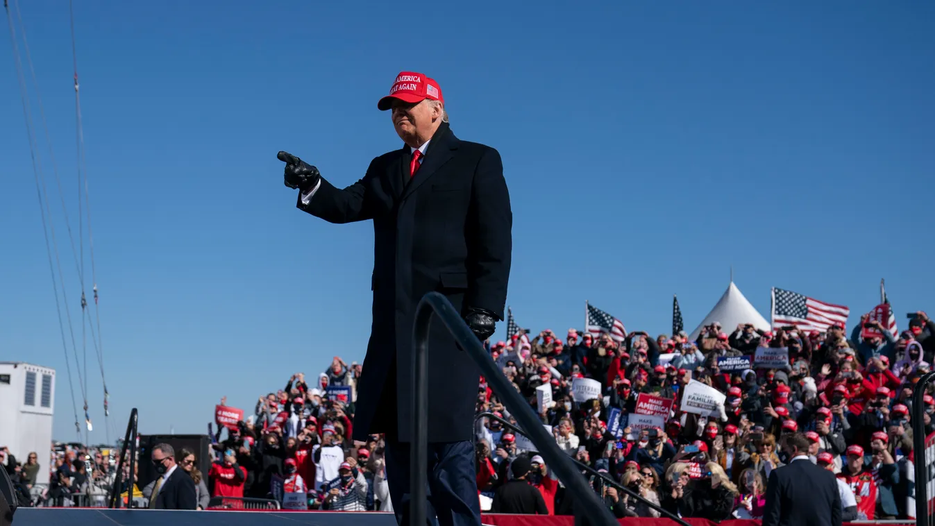 TRUMP, Donald Fayetteville, 2020. november 2.
Az újraválasztásáért induló republikánus Donald Trump amerikai elnök egy kampányrendezvényen az Észak-Karolina állambeli Fayetteville repülőterén 2020. november 2-án, egy nappal az elnökválasztás előtt.
MTI/AP