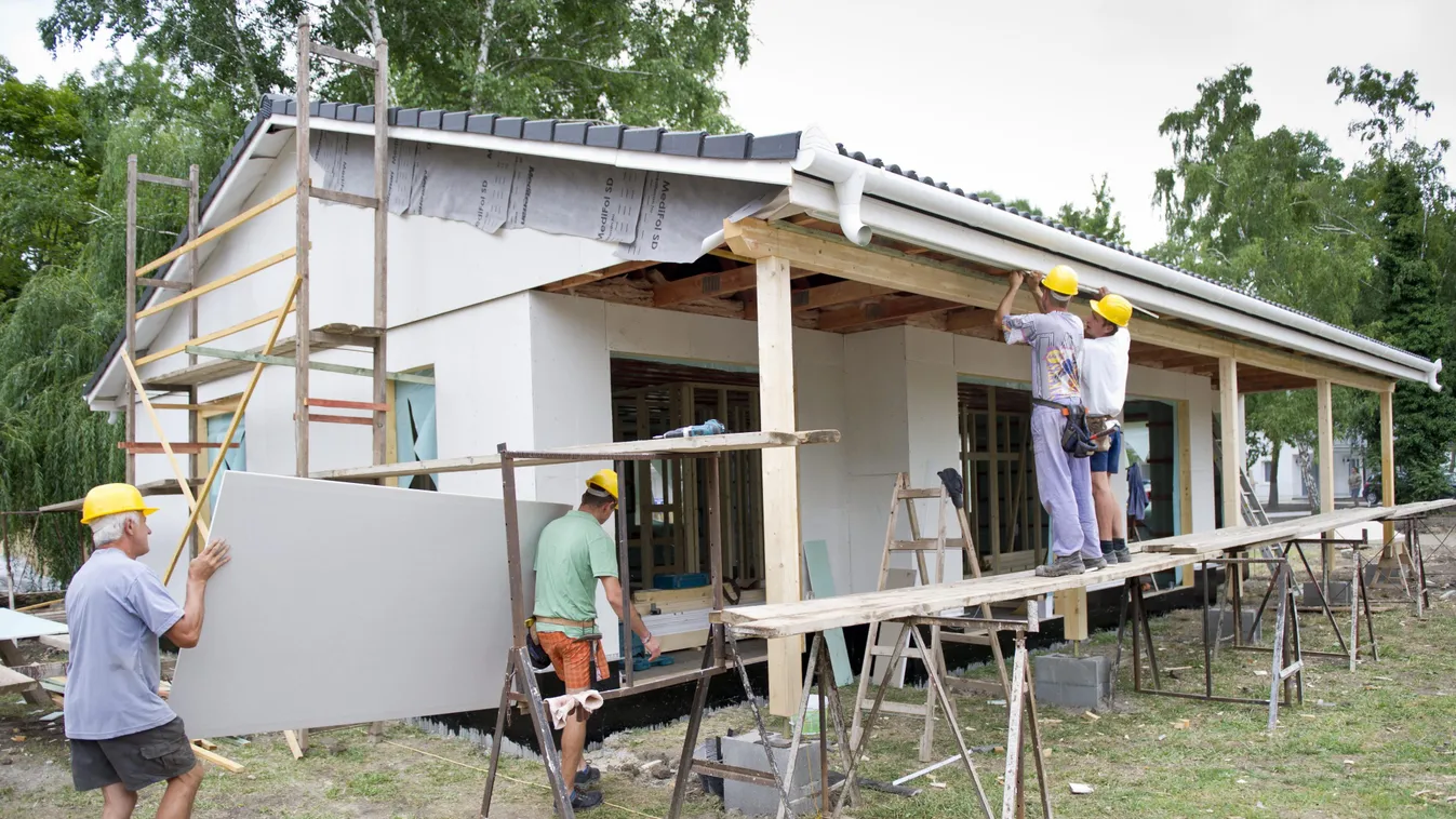 dolgozik építkezés férfiak munkában FOTÓ ÁLTALÁNOS HÉTKÖZNAPI
könnyűszerkezetes ház 