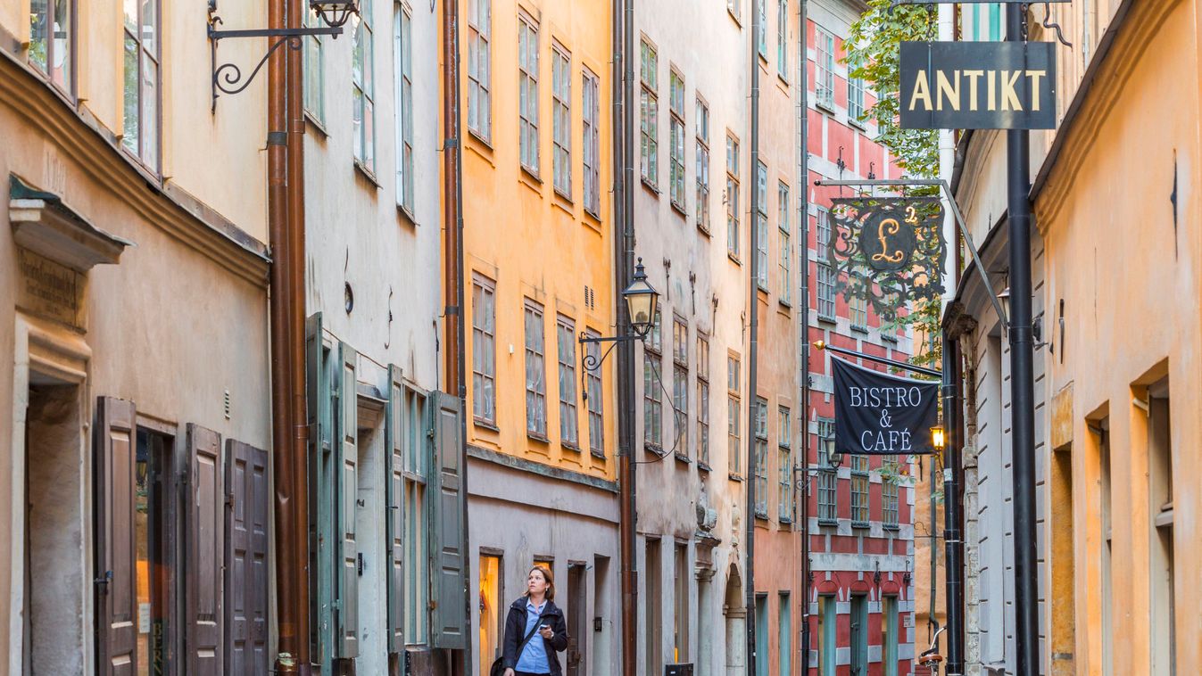 svéd ingatlanpiac, 1 person 18th century 19th century Apartment building ARCHITECTURE BOARD BUILDING Day DWELLING EUROPE Gamla Stan HISTORY HORIZONTAL OLD TOWN Outdoors Pedestrian People Scandinavia Stockholm Stockholm County STREET Sweden WOMAN SQU 