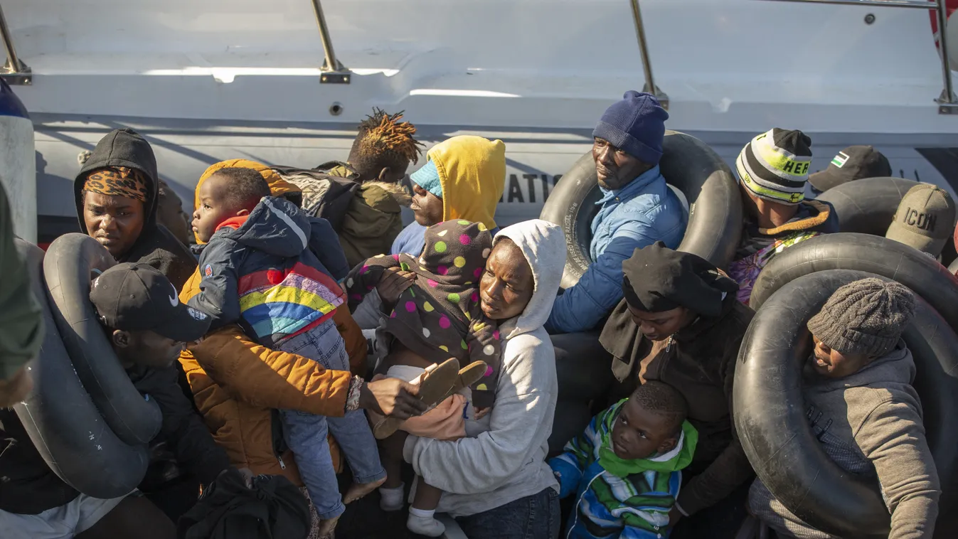 A Tunéziai Nemzeti Gárda művelete a Földközi-tengeren keresztül illegálisan Európába jutni kívánó afrikai bevándorlók ellen, Sfax, Tunézia, illegális, bevándorlás, migráció, csónak, hajó 
