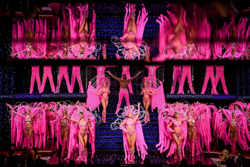 Újra megnyílik Párizs híres burleszkhelye, a Moulin Rouge - galéria 