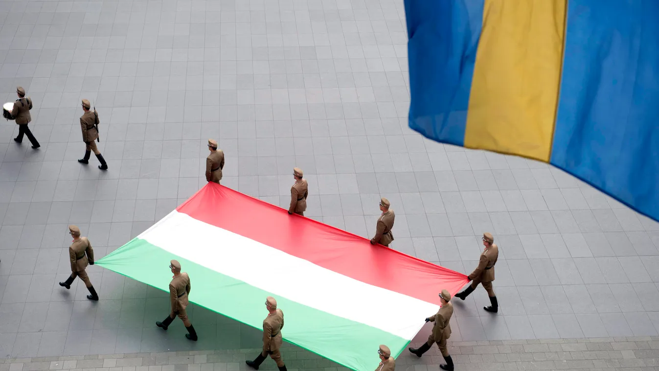 Magyarország lobogójának ünnepélyes felvonása az Országház előtt, a Kossuth Lajos téren, a nemzeti összetartozás napján, a trianoni békediktátum 95. évfordulóján. A trianoni békekötésről itt olvashat részletesen!

http://www.origo.hu/tudomany/tortenelem/2