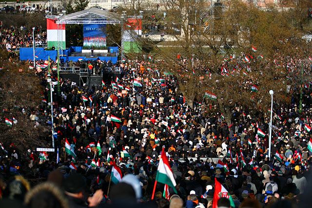 Több tízezren gyűltek össze a Dózsa György téren és a Tabánban