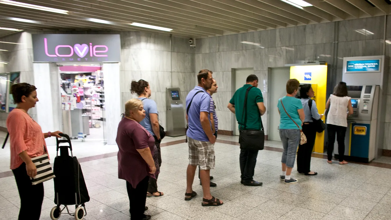 Athén , Görögország , vélság,kigyózó sorok a bankautómatáknál, egy napon 60 € összeget lehet felvenni egy folyószámláról.
Fotó:Dudás Szabolcs
2015.07.02. 
