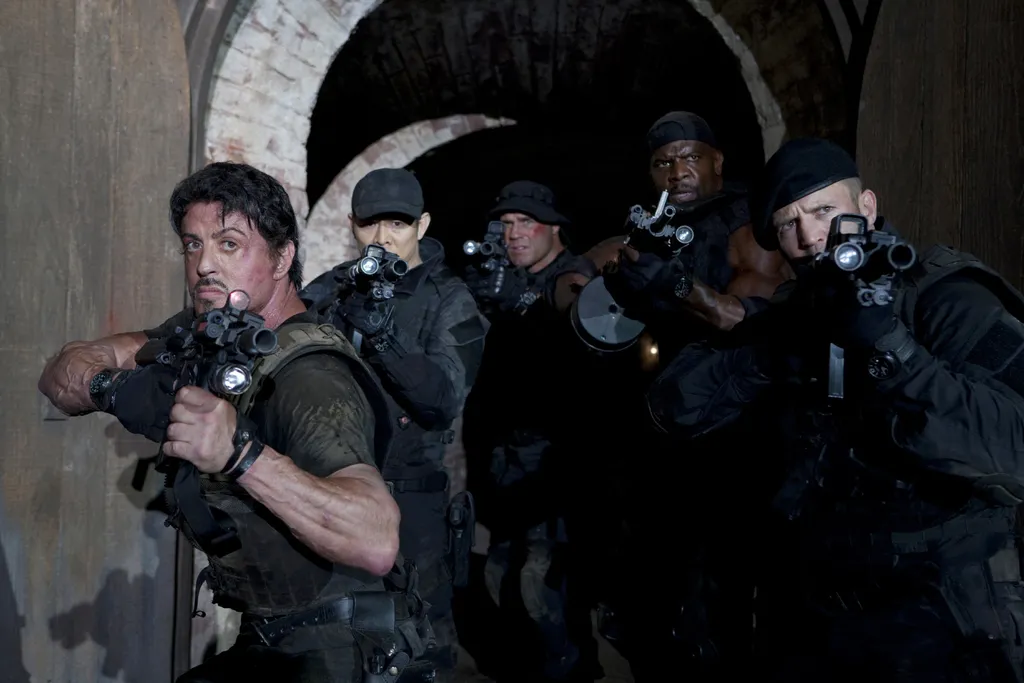 The Expendables Cinema fighter muscular semi automatic rifle group Horizontal MAN MERCENARY WEAPON 