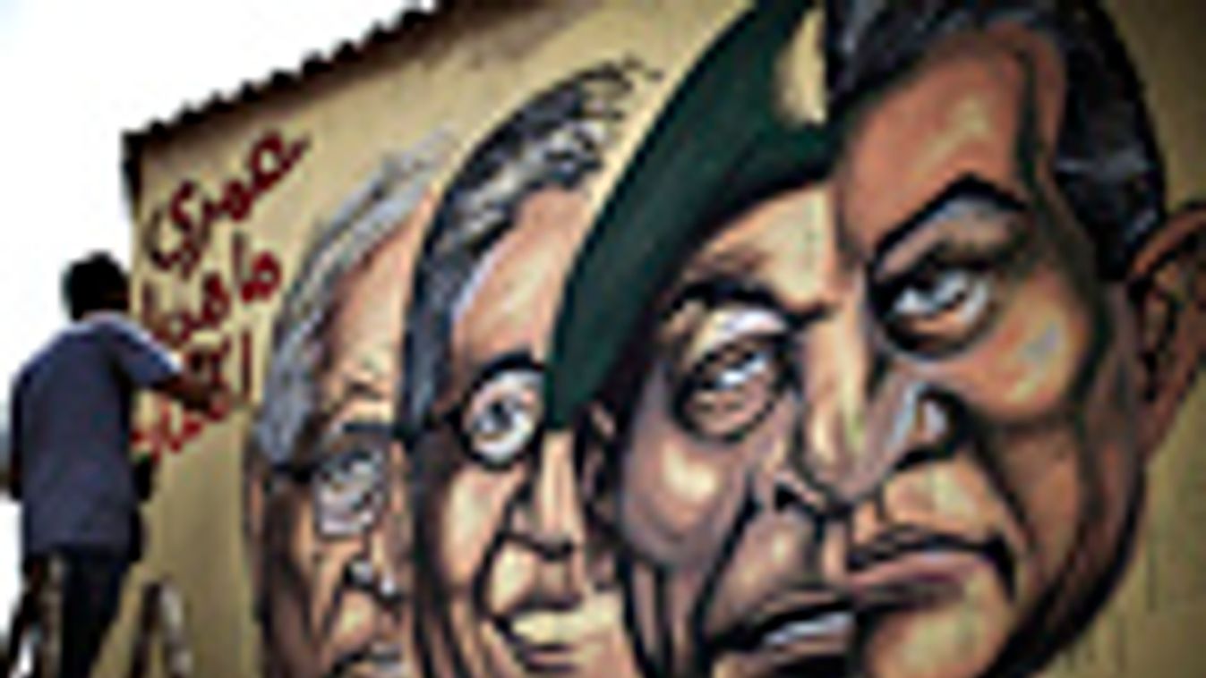 Egyiptom, elnökválasztás, választások, egy férfi graffitit fest egy kairói falra, soha nem adok békét felirattal és Hosni Mubarak, Hussein Tantawi, Amr Mussa és Ahmed Shafiq képével