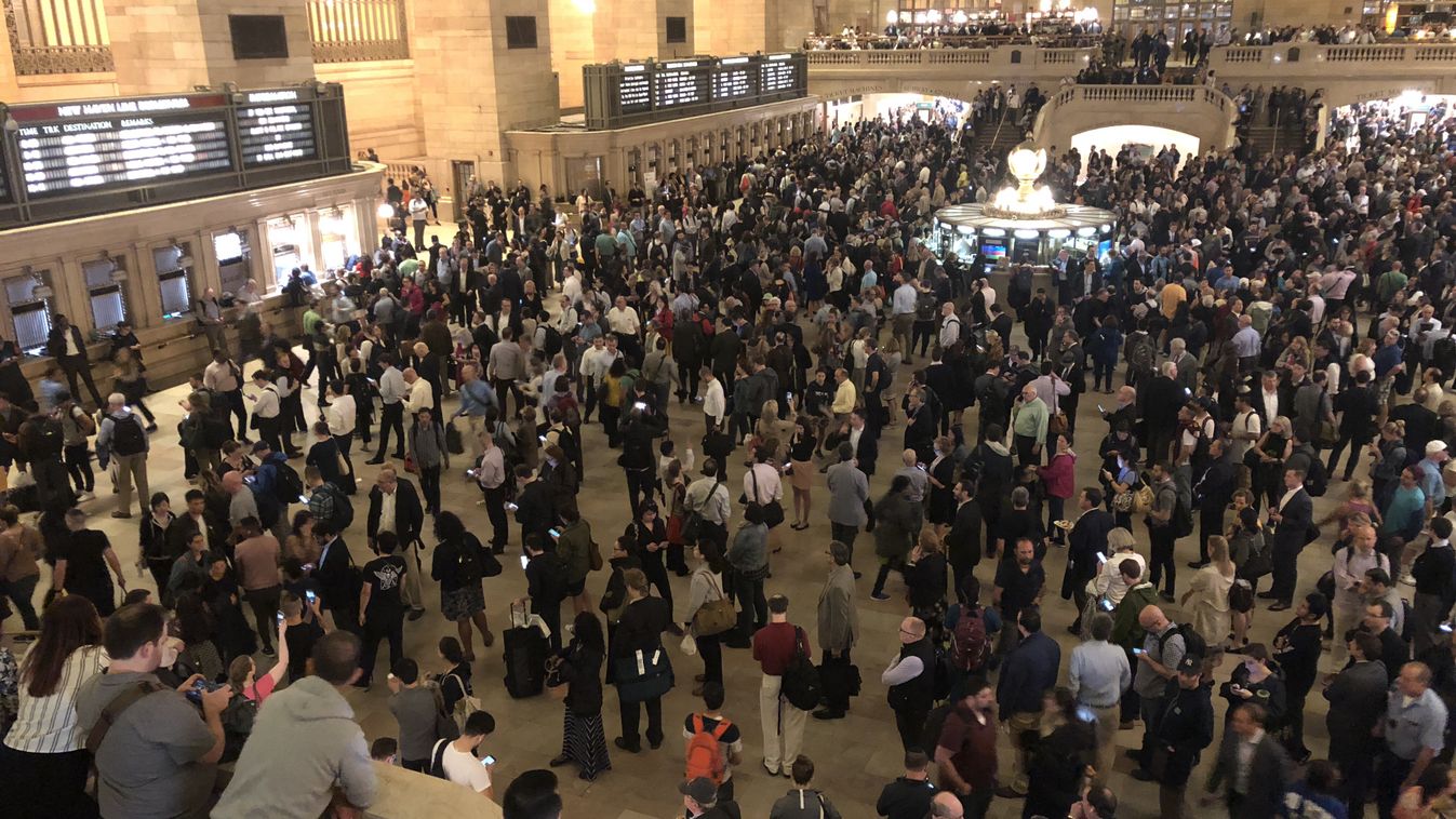 CrowdSpark Antonio Carlos new york new york city grand central central GTC grand central station travel chaos chaos commute commuters closes lines crowded hudson new haven harlem lines THUNDERSTORM storms severe weather new york storm may 15 2018 Hundreds