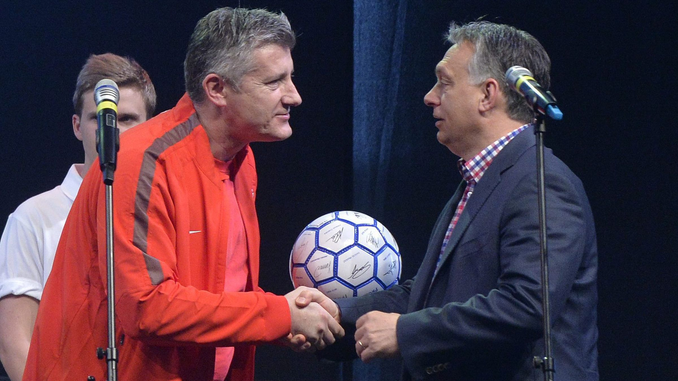 Orbán Viktor Telki, 2015. április 25.
Orbán Viktor miniszterelnök (j) egy futball-labdát kap ajándékba Davor Suker egykori válogatott horvát labdarúgótól a Csányi Alapítvány fennállásának 10. évfordulója alkalmából megrendezett 10. Életút Napon a Global F