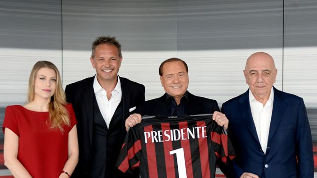Barbara Berlusconi, Sinisa Mihajlovic, Silvio Berlusconi és Adriano Galliani a sajtótájékoztató után 