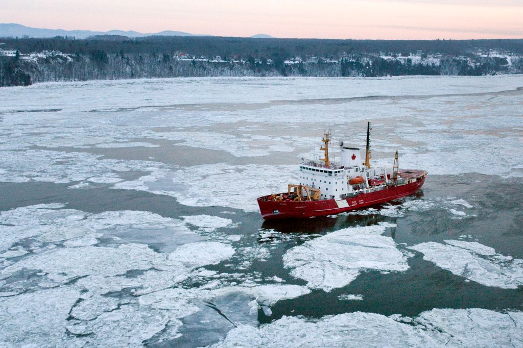 Arktisz, jégtörő hajó, Kanada 
