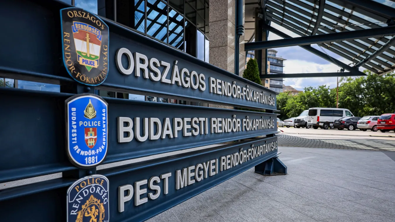 Rendőrpalota bejárata az ORFK BRFK és a Pest Megyei Rendőr-Főkapitányság logóival 2021 augusztus 25-én Rendőrpalota bejárata az ORFK BRFK és a Pest Megyei Rendőr-Főkapitányság logóival 2021 augusztus 25-én 