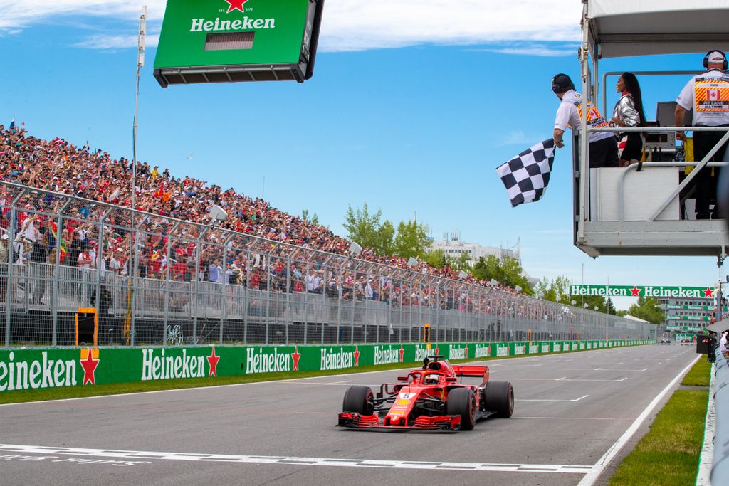 A Forma-1-es Kanadai Nagydíj, Sebastian Vettel, Scuderia Ferrari, kockás zászló, a Kanadai Nagydíj leintése sportbíró által 