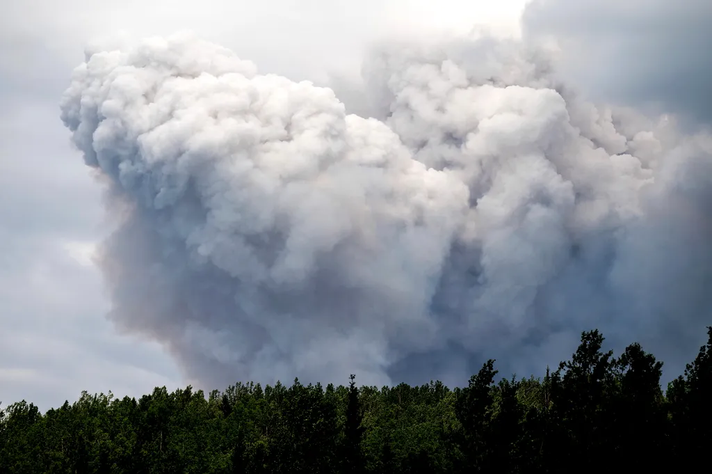 erdőtűz, tűz, erdő, Kanada, 
Erdőtűz pusztít a Brit Columbia északkeleti részén fekvő Fort St. John város közelében 2023. július 2-án. Január óta hatmillió hektárnyi erdő égett le Kanadában és több mint 100 ezer embernek kellett már elhagynia az otthoná 