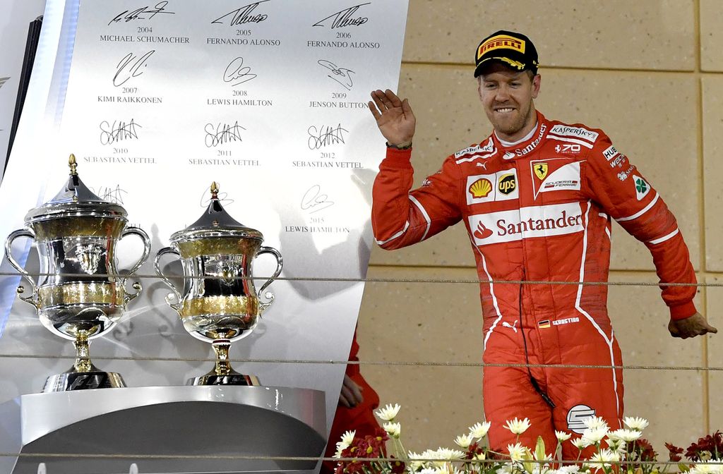 2017 Grand Prix de Bahreďn auto-prix Horizontal Ferrari's German driver Sebastian Vettel celebrates on the podium after winning the Bahrain Formula One Grand Prix at the Sakhir circuit in Manama on April 16, 2017. / AFP PHOTO / ANDREJ ISAKOVIC 