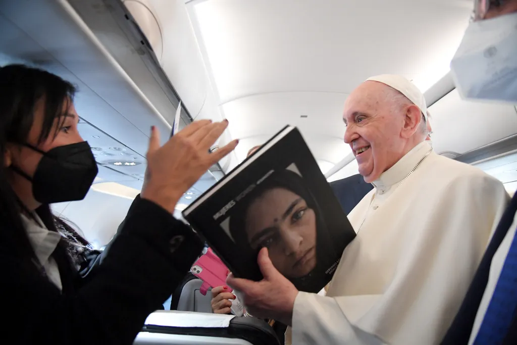 Ferenc pápa megérkezik a budapesti Liszt Ferenc-repülőtérre, 52. Nemzetközi Eucharisztikus Kongresszus, Budapest, 2021.09.12., Ferenc pápa a Budapestre tartó repülőgépen 