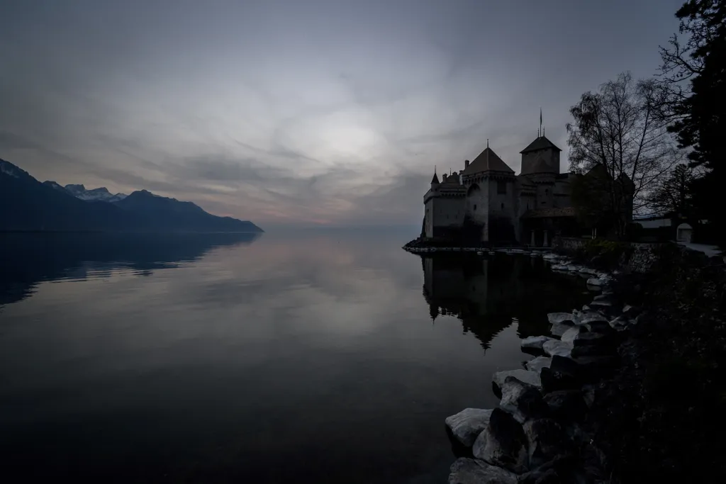 Chillon kastély, Château de Chillon, szigetvár, Genfi-tó, Veytaux-tól délre, a tó keleti vége, Montreux és Villeneuve közötti keskeny parton, Chillon, középkori várak, Svájc, Európa 