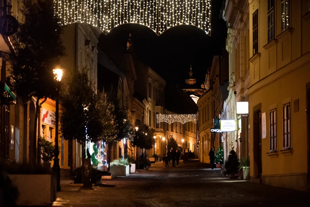 kiürült város, üres város, város, karácsony, ünnep, szenteste, Pécs, 2022.12.24. 