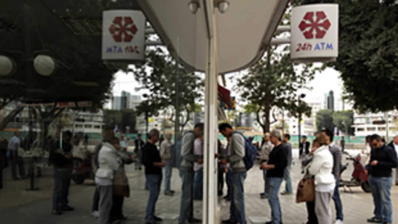 Ciprus, bankbetétek megadóztatása, bank of ciprus, banki tranzakciók korlátozása, sortbanállók egy ATM előtt, Nicosia