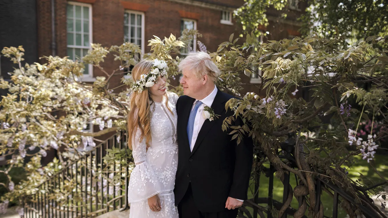 JOHNSON, Boris London, 2021. május 30.
A brit miniszterelnöki hivatal által közreadott képen Boris Johnson brit miniszterelnök és felesége, Carrie Johnson a londoni kormányfői rezidencia, a Downing Street 10. kertjében az esküvőjük után, 2021. május 29-én