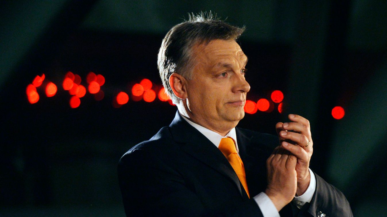 Orbán Viktor miniszterelnök, a Fidesz elnöke a párt eredményváró rendezvényén a Budapest Bálna rendezvényközpont előtt az országgyűlési képviselő-választáson 2014. április 6-án 