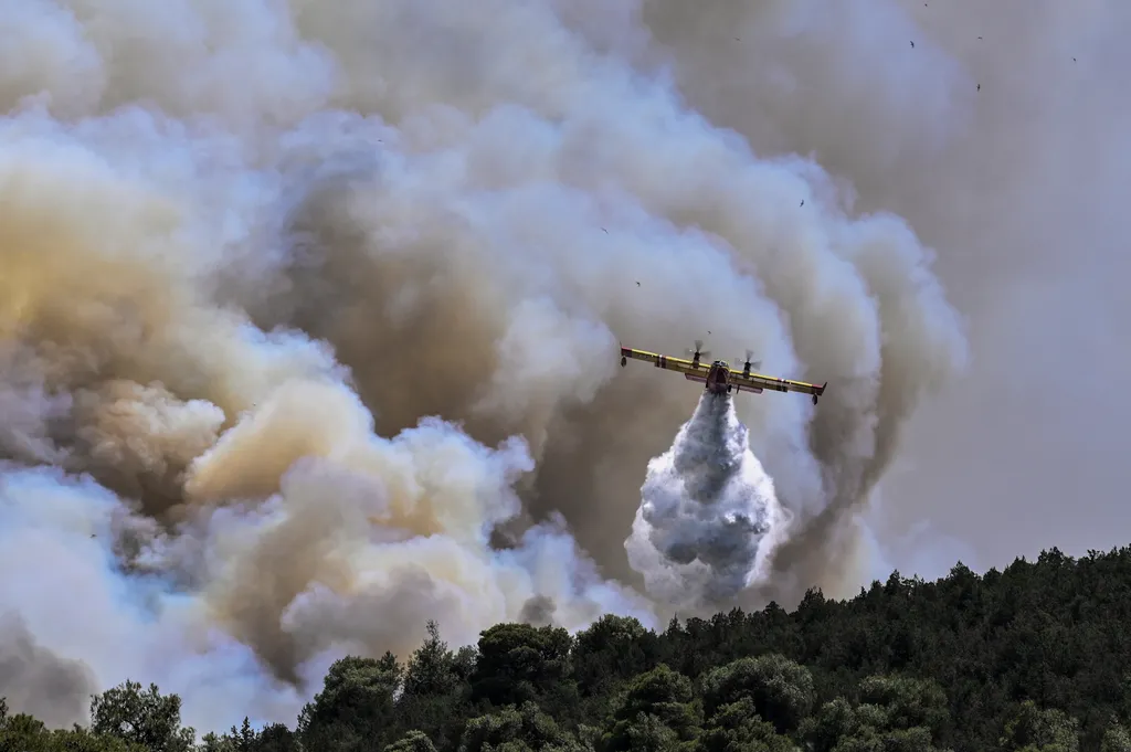 climate environment TOPSHOTS Horizontal  tűzoltó tomboló erdőtűz Görögország 