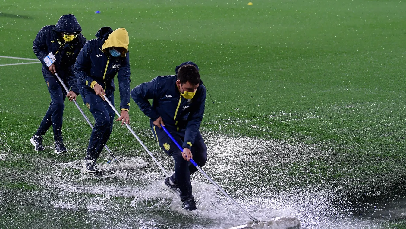 fbl Horizontal FOOTBALL SPORTS FIELD BAD WEATHER RAIN PUDDLE SWEEPING 